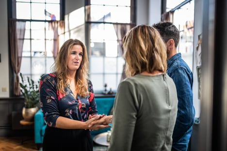 Opnieuw verbinden met je partner? Kom eens langs bij Relatiepraktijk De Kim in Enkhuizen. We hebben het hier ook over intimiteit en verschillende soorten aanrakingen.