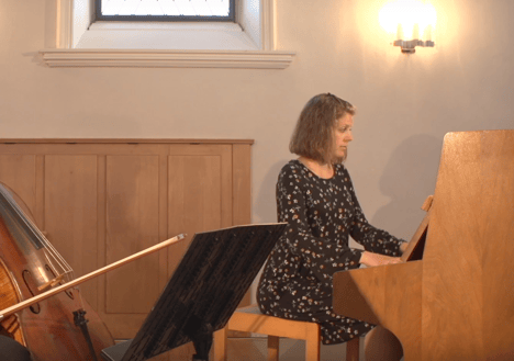 Das Kirchen-Klavier im Konzerteinsatz (Bild: refkirche-bubikon.ch)