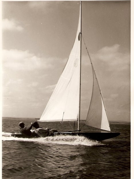Peter Milne al timone del Fireball n°0 nelle acque di Hayling Island 1963 - Foto di Tom Gruitt