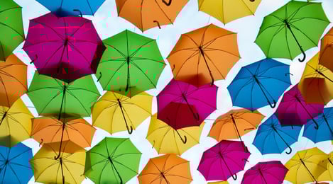 Diversité de couleurs pour des parapluies qui flottent en l'air