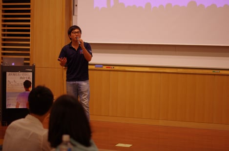 写真は、去年の夏休みに、留学フェローシップというNPOの活動の一環で講演をしたときのものです。