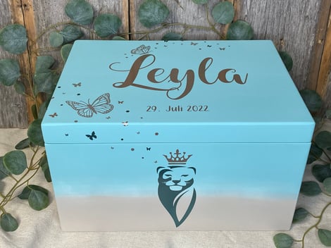 Personalisierte Spezial Erinnerungskiste aus Holz zur Geburt.