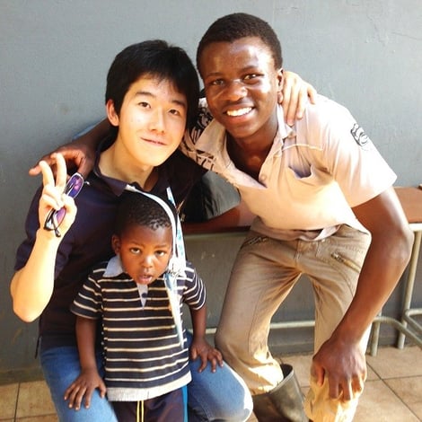 踊りを披露してくれた直後で汗まみれのスタッフと、かわいい男の子との一枚(*^_^*)