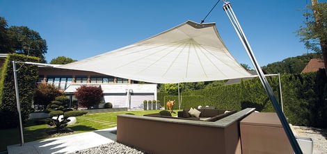 Sonnensegel als Teil des Ganzen – kunstvoll integriert.