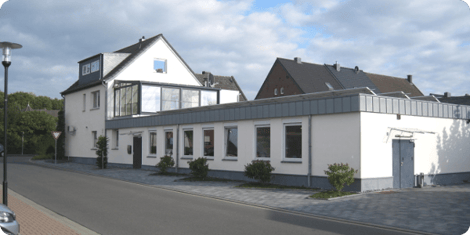 Am Standort Wassenberg, NRW sind die Geschäftsleitung und Verwaltung,  SMD Bestückungsmaschinen, Dampfphasen-Lötmaschine, die konventionelle THT Handbestückung, die Wellenlötbäder, die Baugruppenmontage