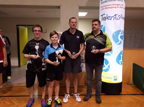 Jakob Wilder durfte gleich drei Pokale an diesem Tag übernehmen. Hier die Siegerehrung im Bewerb bis 900 RC-Punkte, in dem es den ersten Platz für Jakob gab.