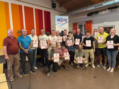 Bei der Gruppensitzung wurden auch die Meister geehrt. Obmann Albert Wilder durfte die Urkunde für den Meistertitel in der 2. Landesliga entgegennehmen.