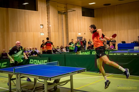 Obwohl Janez Tomse (r.; St. Urban) zum Höhenflug gegen Sierndorfs Tomas Janci (l.) ansetzte, war die Landung hart. Der Sierndorfer gewann 3:2 und spielte ein fulminantes 6:0-Wochenende.