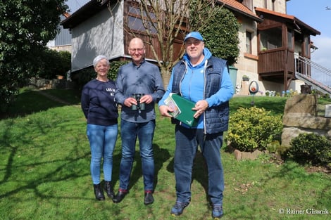 Roswitha und Frank Wagner aus Gehülz gewannen beim  Gewinnspiel zum „Tag des Wintervogels“ den Hauptpreis: ein Swarovski-Fernglas für 2270 Euro. LBV-Kreisvorsitzender Uli Münch (rechts) freute sich riesig, den Hauptpreis überreichen zu können.