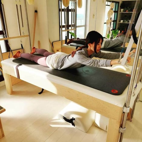 ピラティス体験レッスン受講中の女性