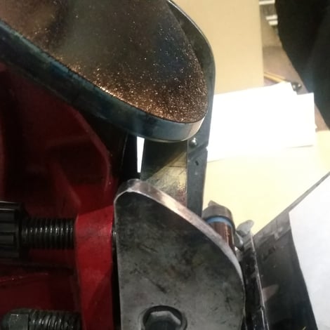 小さな印刷機で仕事する個人事業主もいます