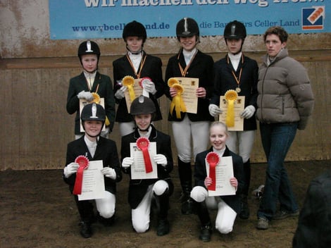 Stehend die Vierkampfmannschaft, davor kniend die Dreikämpfer mit der Trainerin Karen Hilse (es fehlt die Mannschaftsführerin beider Mannschaften Heike Jeschkeit)