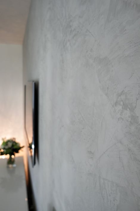Wohnzimmer TV Wand Gestaltung mit Kalk: Stone Urban Grey