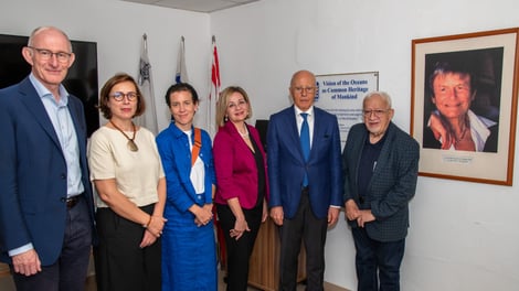 R-L: Dr A Behnam, IOI Honorary President,  Prof Hans Köhler, President IPO, Ms Antonella Vassallo, Managing Director IOI, together with some of the speakers from the Roundtable Consultation