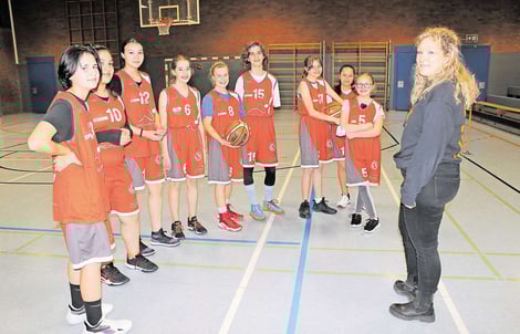 Eingeschworene Gemeinschaft: die U18-Mädchen der SG Herzogenrath-Baesweiler und ihre Trainerin Annika Plum. | Foto: Günther von Fricken