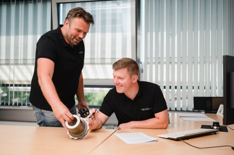 Besprechen zweier Mitarbeiter