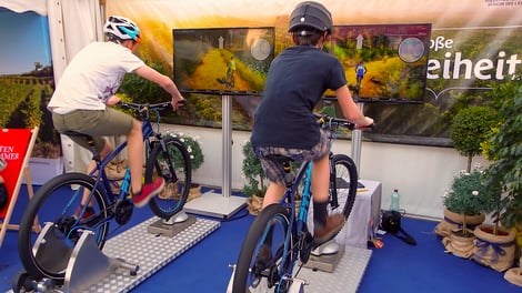 Mountainbikesimulator Doppelmodul mit Virtual-Reality-Software
