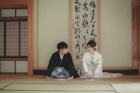 根津記念館前撮り人気の正座ポーズ