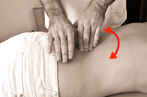 Manos de fisioterapeuta aplicando Método Pold de terapia vertebral