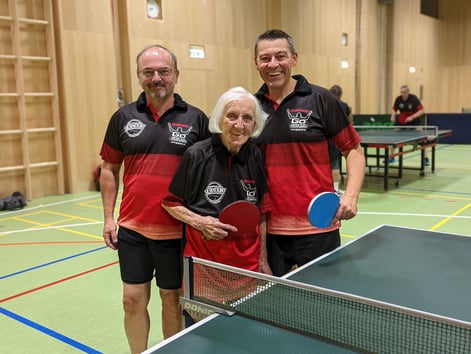 Am 24. Mai feierte Margit Schieder ihren 98. Geburtstag. Obwohl sie gesundheitsbedingt leider nicht spielen kann, denkt sie immer an ihren Sport und meldet sich regelmäßig bei ihrem Vereinsobmann. Ihr nächstes Etappenziel: Der 100. Geburtstag!