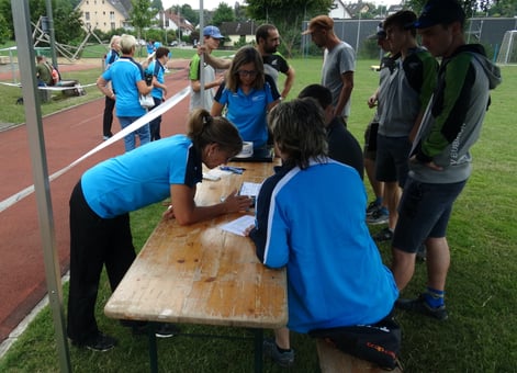 ...und im Ziel der Schnelllaufbahn protokollieren die Turnerinnen des Frauenturnvereins Wolfhausen die gelaufenen Zeiten.