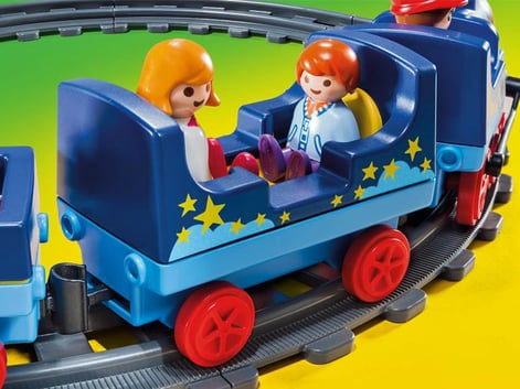 Die Besonderheiten im Playmobil Paket 6880 sind die vorhandenen Anhängerkupplung bei allen Eisenbahnwaggons.