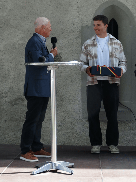 Alessio Miggiano (rechts) im Sommer 2025 bei der Sportler-Ehrung im Ritterahus-Hof (Bild: buebikernews)