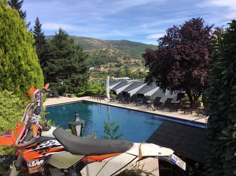 Pyrenäen Endurotour Pausentag Pool
