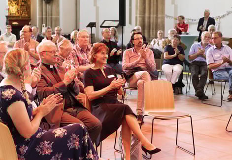 v.l.: Sabine Kaltwasser (stellv. Schulleiterin Abtei-Gymnasium),  Stadtdechant Roland Winkelmann,  Dr. Sabine Kretschmann-Dulisch (Schulleiterin St. Hildegardis-Gymnasium) und rechst dahinter Bürgermeister Dr. Sebastian Ritter 