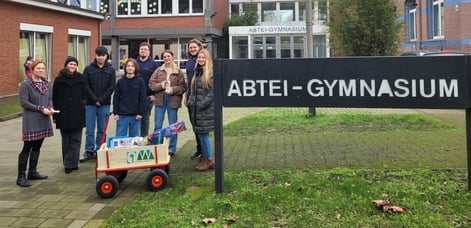 v.l.: Lena Richter von der Duisburger Werkkiste, die Schülervertreter Anna Kahlert, Alim Turp, Tristan Lütte, Isabell Rybalko, Andreas Lenweber und SV Lehrerin Isabel Hausmann. In der hinteren Reihe steht SV Lehrer Carlos Pehlke   l  Foto: Abtei-Gymnasium