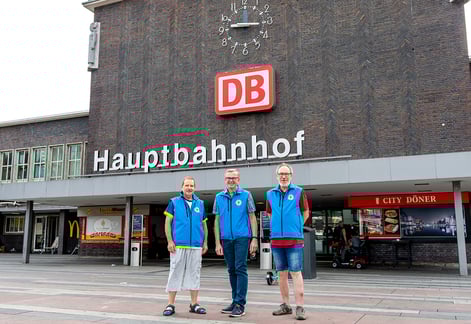  Bodo Gräßer - Bildmitte - mit Leuten aus seinem Team  l  Foto: Rolf Schotsch, ev. Kirchenkreis