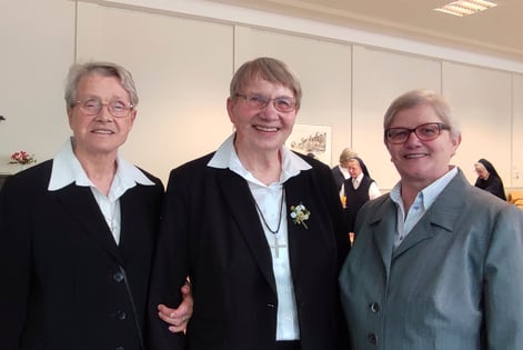 v.l.: Sr. Stephani, Sr. Monika und Sr. Martina lösen ihre Kommunität in Hochfeld auf. Foto: Schwester Brigitta Ahn MSC