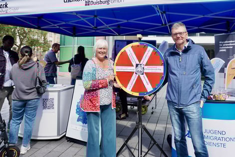 Caritas-Migrationsberaterin Doris Stegemann und Ludger Thiesmeier (Leiter vom Familienhilfezentrum der Caritas) am sog. "Pechrad"  l  Foto: Caritas Duisburg