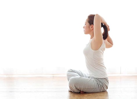 普段の生活の中で少しずつ意識して温活しましょう。食事は温かいものを意識して内側から温めましょう。半身浴やよもぎ蒸しで外側から温めるのも大切。軽い運動も行って、自分の内から熱を生み出していきましょう。深呼吸をして自律神経も整えていきましょう。