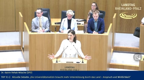 Quelle: Landtag von Rheinland-Pfalz. Ein Klick auf das Bild führt zum Video.
