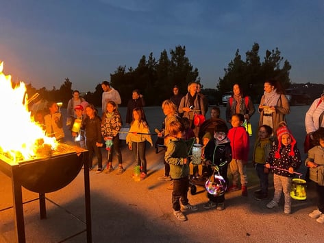 Wegen gro0em Andrang wird gleich an drei Tagen ein Laternenumzug vom Deutschen Kindergarten und drei engagierten Mamis veranstaltet .