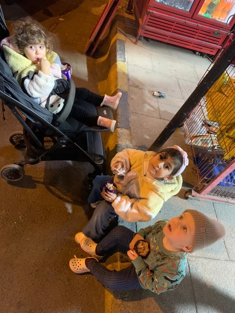 Die drei Kids von der Straße, hahaha, mit Eis natürlich.