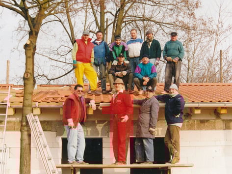Bautrupp 2000 Obere Reihe: Egon Gradinger, Wolfgang Keil, Florian Decker, Klaus Hütt, Klaus Fischer, Heiner Huber, davor: Christan und Joachim Decker, unten: Kurt Roth, Manfred Bertram, Rudi Hess, Stefan Huber
