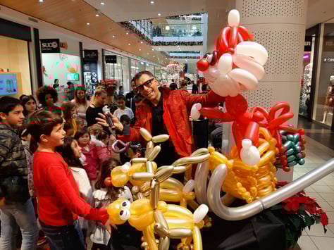 Ballonkünstler erstellt bunte Ballonfiguren für Kinder und Erwachsene