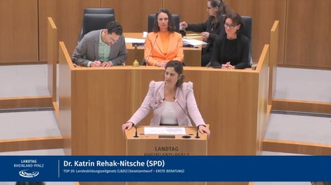 Quelle: Landtag von Rheinland-Pfalz. Ein Klick auf das Bild führt zum Video.