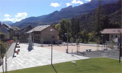 Vue sur la place depuis l'emplacement du commerce