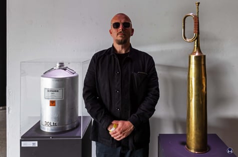 Sven Vollbrecht inmitten seiner Projekte in der Notagallery am Potsdamer Platz.