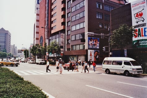 青山通り、紀ノ国屋隣り（1993）