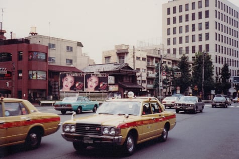 明治通り、千駄ヶ谷小学校 （1981）