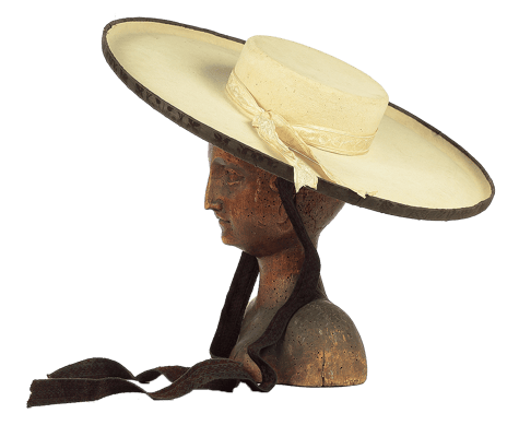 Weißer flacher Filzhut mit niedrigem zylinderförmigem Hutstock und schwarzer Seidenbespannung an der Krempenunterseite. Aus Sensenschmiedbesitz. Steyr ca. 1820) (Inv. Nr. F 03166. Land Oberösterreich. Sammlung Volkskunde und Alltagskultur)