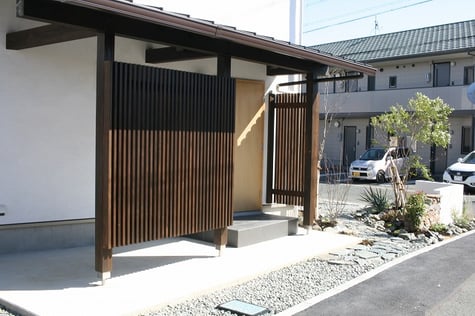 自転車置き場も兼ねた、広めの玄関ポーチ