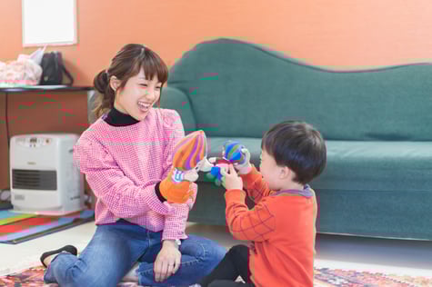 世界で一番大好きなママやパパの声をとおして、英語に触れてもらう。