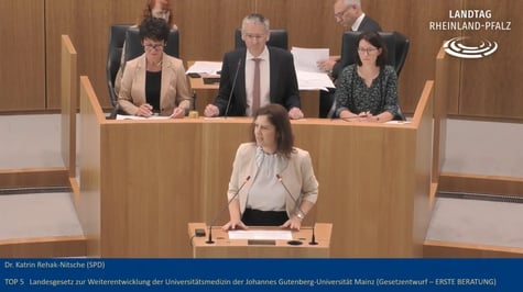 Quelle: Landtag von Rheinland-Pfalz. Ein Klick auf das Bild führt zum Video.