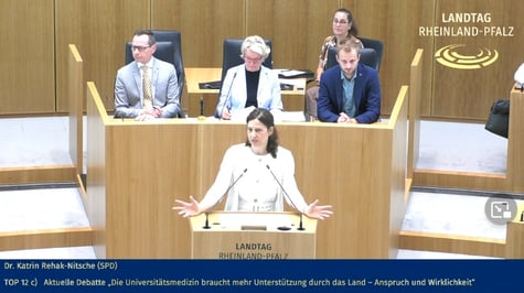 Quelle: Landtag von Rheinland-Pfalz. Ein Klick auf das Bild führt zum Video.