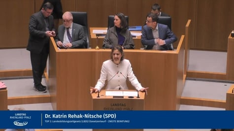 Quelle: Landtag von Rheinland-Pfalz. Ein Klick auf das Bild führt zum Video.